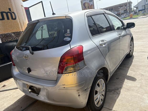 Toyota Vitz 2010 Silver