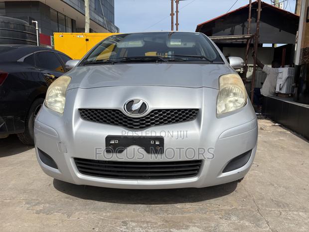 Toyota Vitz 2010 Silver