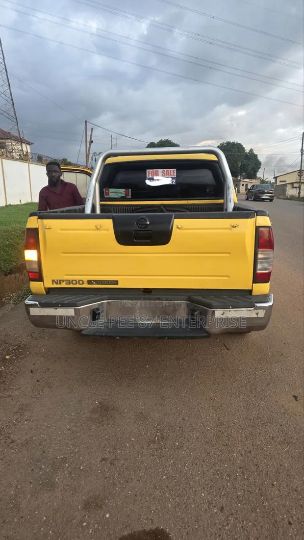 Nissan Hardbody 2017 Yellow
