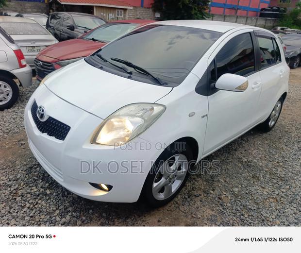 Toyota Yaris Base Hatchback 5dr 2010 White