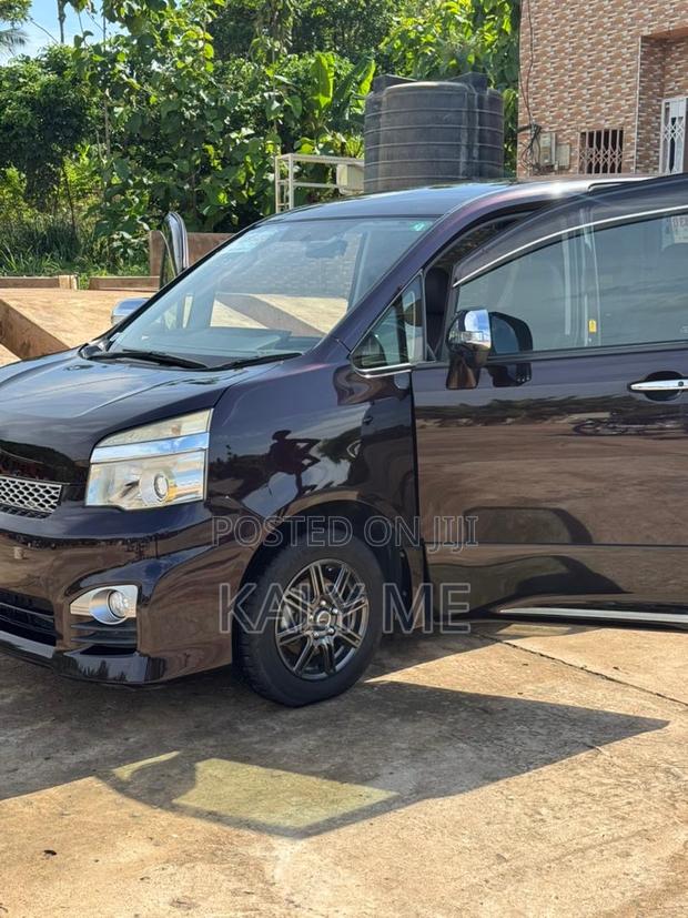 Toyota Voxy 2013 Black