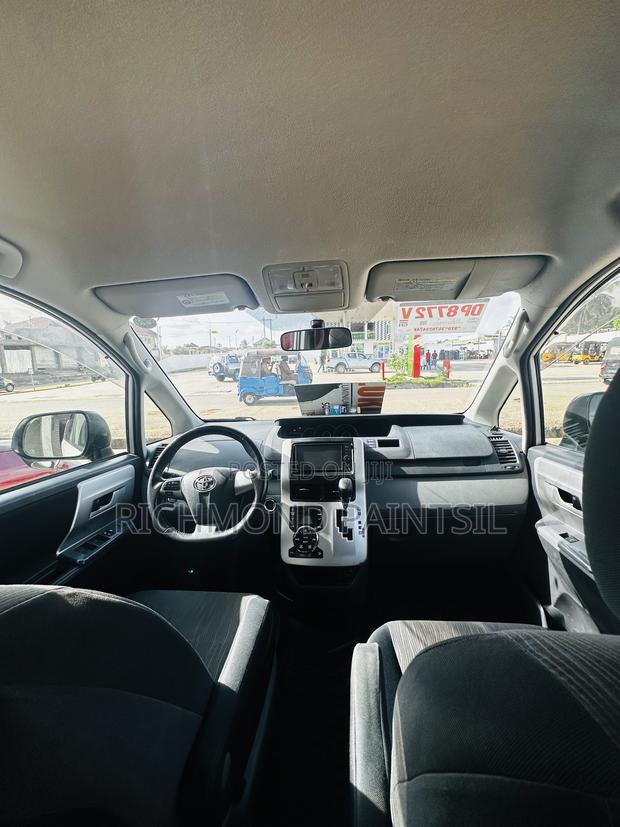 Toyota Voxy 2010 White