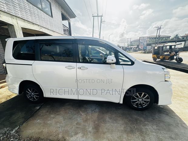 Toyota Voxy 2010 White