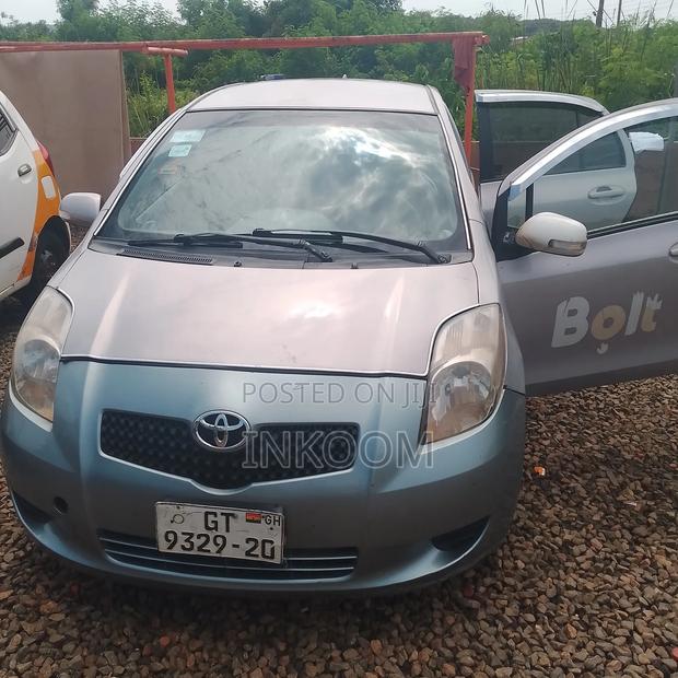 Toyota Vitz 1.0 FWD 3dr 2010 Gray