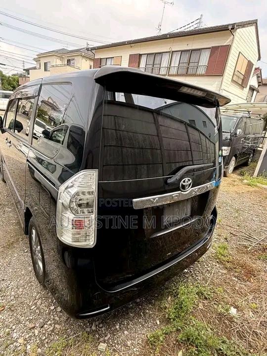 Toyota Voxy 2011 Black