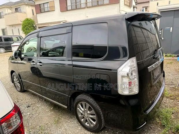 Toyota Voxy 2011 Black