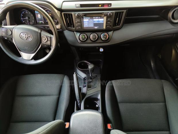 Toyota RAV4 LE AWD (2.5L 4cyl 6A) 2017 Silver