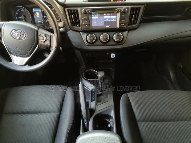 Toyota RAV4 LE AWD (2.5L 4cyl 6A) 2017 Silver