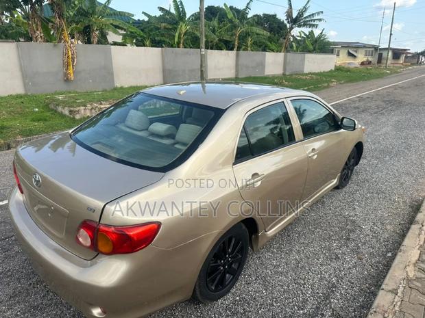 Toyota Corolla 2010 Brown