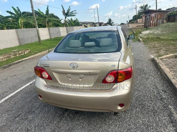 Toyota Corolla 2010 Brown