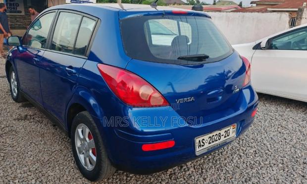 Nissan Versa 1.8 S Hatchback 2010 Blue