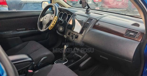 Nissan Versa 1.8 S Hatchback 2010 Blue