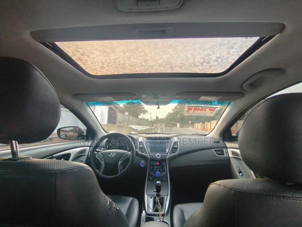 Hyundai Elantra SE Sedan FWD (1.8L 4cyl 6A) 2016 Red