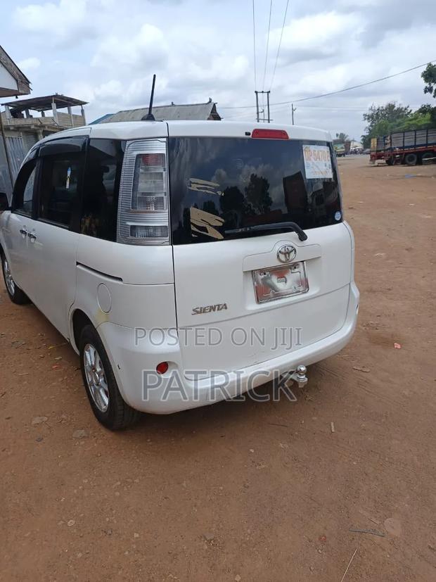 Toyota Sienta 1.5 FWD 2013 White