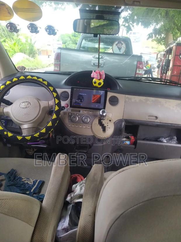 Toyota Sienta 2010 Green