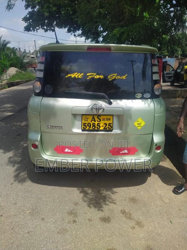 Toyota Sienta 2010 Green