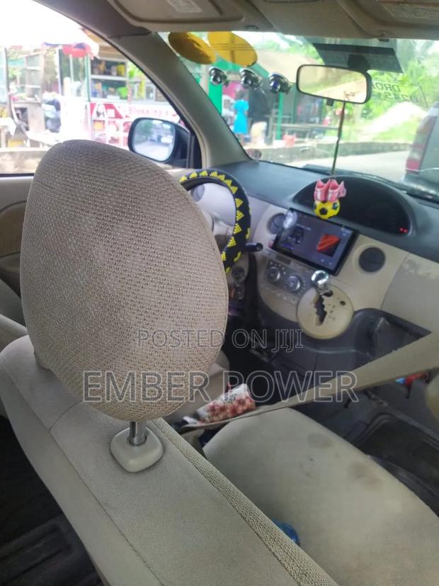 Toyota Sienta 2010 Green
