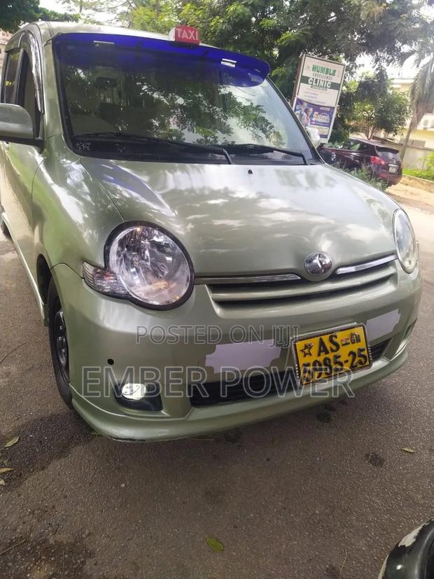 Toyota Sienta 2010 Green