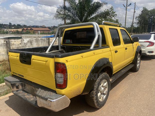Nissan Hardbody 2017 Yellow