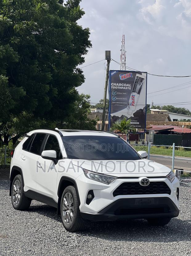 Toyota RAV4 XLE AWD 2020 White