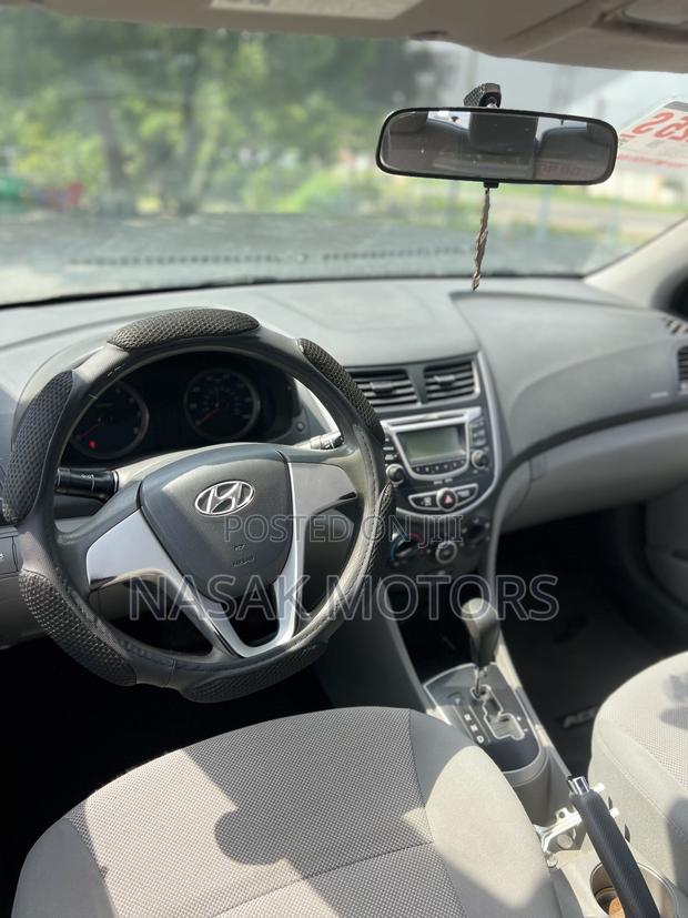 Hyundai Accent 2011 Silver