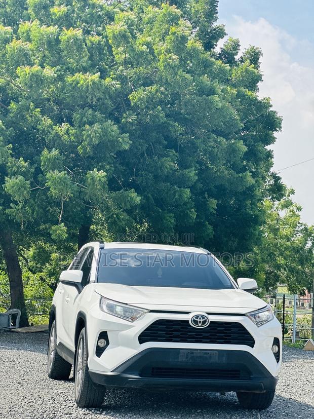 Toyota RAV4 XLE FWD 2020 White