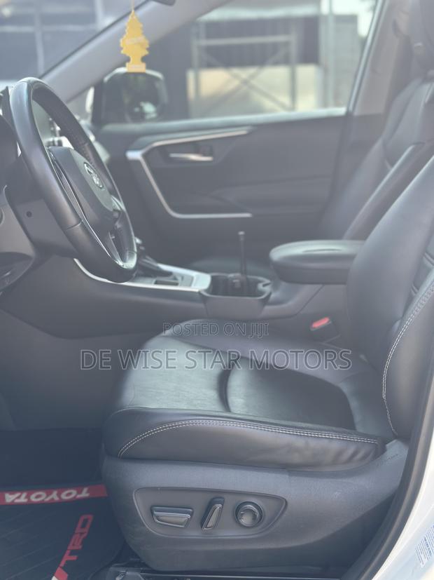 Toyota RAV4 XLE FWD 2020 White