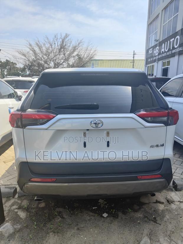 Toyota RAV4 XLE AWD 2023 White