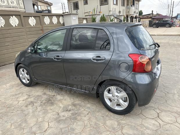 Toyota Vitz 1.3 FWD 5dr 2010 Gray