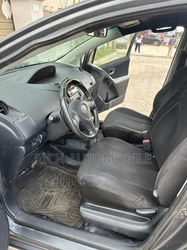 Toyota Vitz 1.3 FWD 5dr 2010 Gray