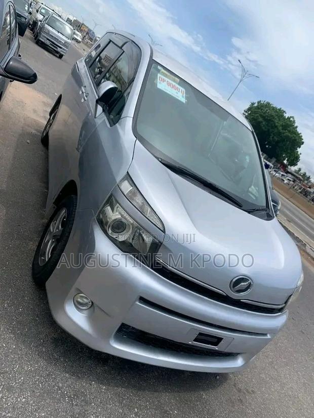 Toyota Voxy 2010 Silver