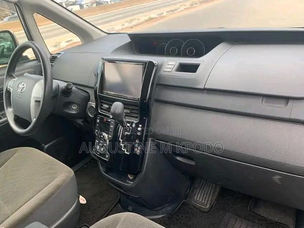Toyota Voxy 2010 Silver