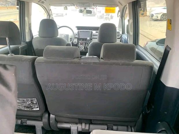 Toyota Voxy 2010 Silver