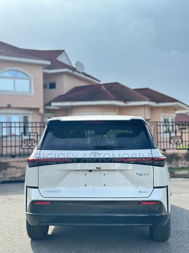 Toyota bZ4X Limited AWD 2025 White