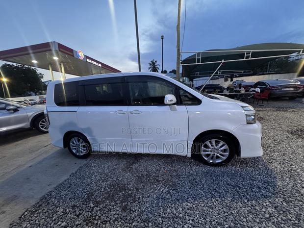 Toyota Voxy 2013 White