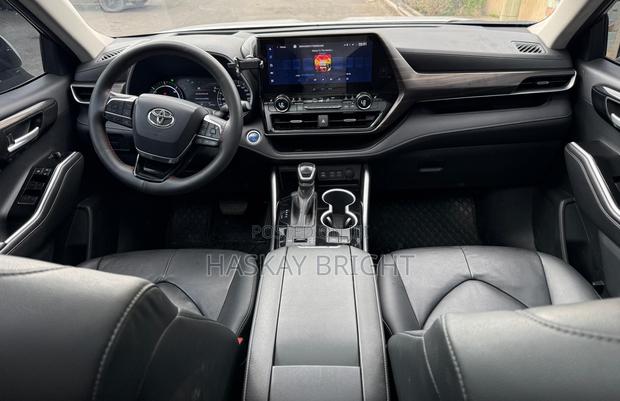 Toyota Highlander XLE 2021 White