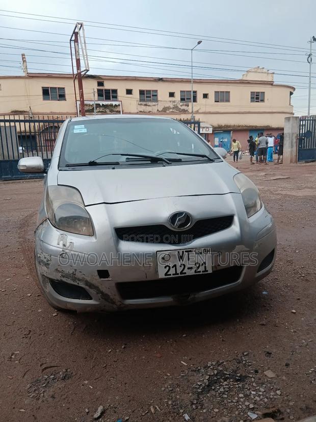 Toyota Vitz 2010 Silver