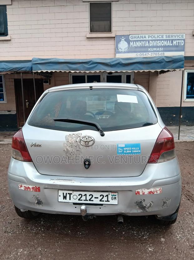Toyota Vitz 2010 Silver