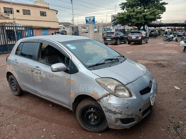 Toyota Vitz 2010 Silver