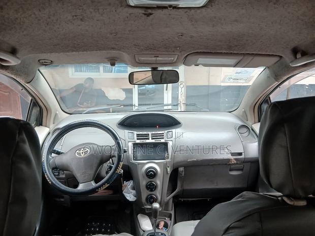 Toyota Vitz 2010 Silver