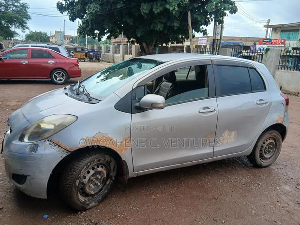 Toyota Vitz 2010 Silver