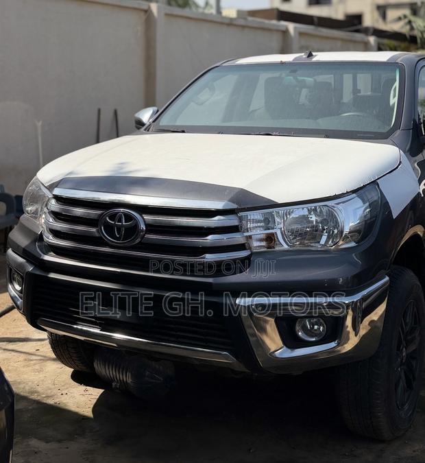 New Toyota Hilux 2023 Black