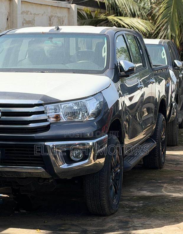 New Toyota Hilux 2023 Black