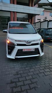 Toyota Voxy 2018 White for sale