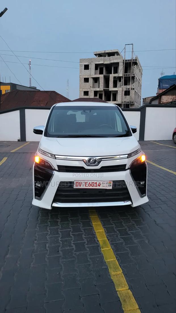 Toyota Voxy 2018 White