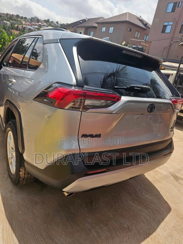 Toyota RAV4 XLE 2021 Silver