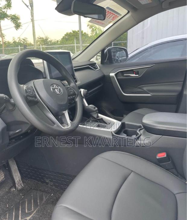 Toyota RAV4 XLE Premium 2021 White
