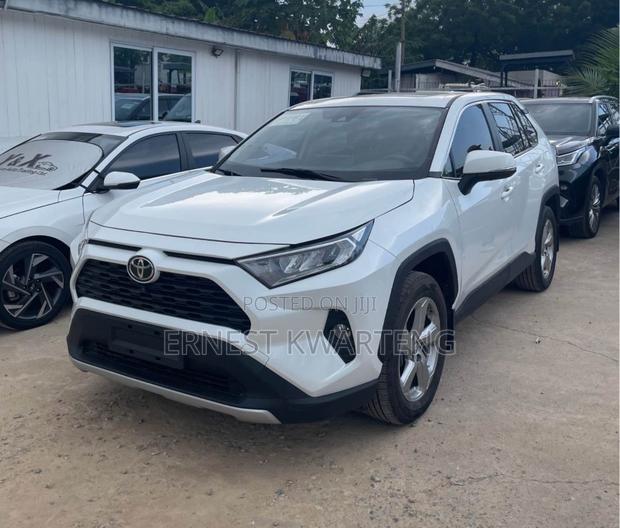 Toyota RAV4 XLE Premium 2021 White
