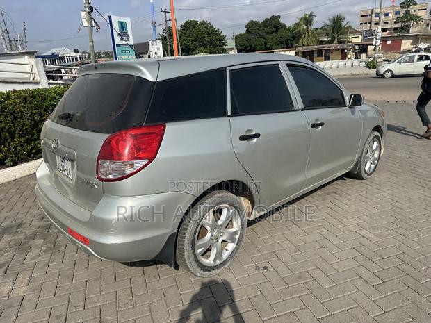 Toyota Matrix S Hatchback FWD (2.4L 4cyl 5A) 2010 Silver