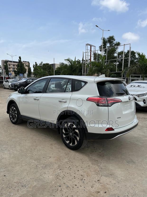 Toyota RAV4 SE AWD (2.5L 4cyl 6A) 2016 White